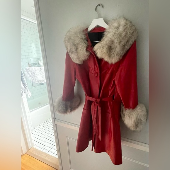 🍒 SOLD 🍒 VINTAGE • cherry red leather trench coat w cream fur collar and cuffs - Picture 2 of 15